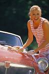 Dame qui lave une voiture